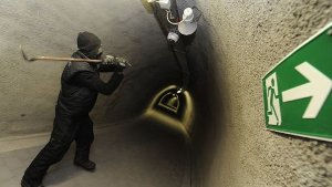 Ein Vermummter mit Brecheisen hat im Fluchtstollen des Wagenburgtunnels 10.000 Euro Schaden angerichtet. Insgesamt ... Foto: dpa