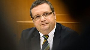 Ex-Ministerpräsident Stefan Mappus (CDU) vor dem EnBW-Untersuchungsausschuss - mit neuer Frisur und neuer Brille. Foto: dpa