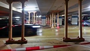 Holzstützen dienen als Provisorium: 50 Parkplätze fallen deshalb in der Tiefgarage unter dem Marktplatz weg. Foto: factum/Granville