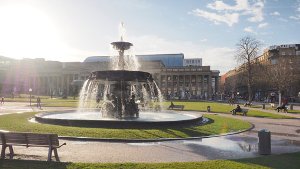 Auf dem Schlossplatz in Stuttgart wird am Mittwoch sicher keine Bank mehr frei sein: Temperaturen bis 26 Grad werden erwartet. Foto: Leserfotograf burgholzkaefer