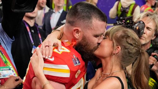 Taylor Swift küsst Travis Kelce nach dem Sieg beim Super Bowl. Foto: John Locher/AP/dpa
