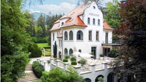 Villa  mit großzügigem Gartengrundstück aus dem Jahr 1905 in Reutlingen, im Hintergrund der Hausberg Achalm. Foto: Mr Lodge GmbH/ML