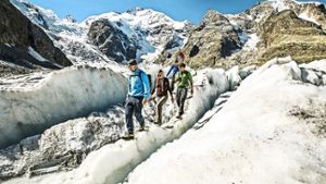 Wandern auf dem Morteratschgletscher im Engadin. Foto: Schweiz Tourismus