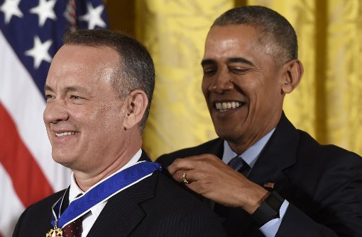 Tom Hanks erhält die Friedensmedaille von Präsident Obama. Foto: AFP