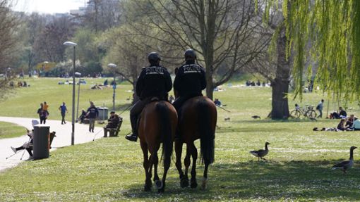 Polizisten auf Pferden: zwei von ihnen sind jetzt in Mannheim angeklagt (Symbolbild). Foto: Archiv/Andreas Rosar