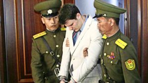 Der US-Student Otto Warmbier wird in Nordkorea vor Gericht geführt. Foto: AP