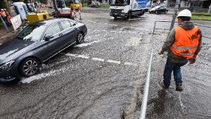 Ein geborstenes Wasserrohr am Olgaeck hat am Freitagnachmittag die Charlottenstraße in Stuttgart-Mitte teilweise unter Wasser gesetzt. Foto: www.7aktuell.de | Oskar Eyb