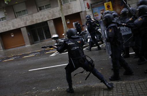 Bei dem Unabhängigkeitsreferendum in Katalonien hat die spanische Polizei laut Augenzeugen Gummigeschosse abgefeuert. Foto: AP