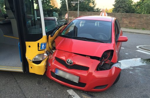 Bei der Kollision zwischen dem Bus und einem Kleinwagen entstand ein Sachschaden von rund 30 000 Euro. Foto: 7aktuell.de/Adomat