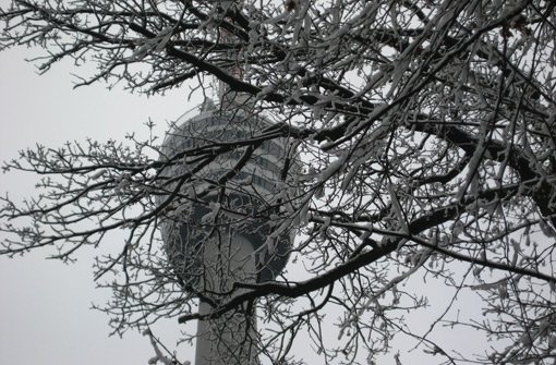 Auch der Fernsehturm trägt Weiß - dicke Schneeflocken sind am Montag in Stuttgart und der Region gefallen. Foto: Leserfotograf rika
