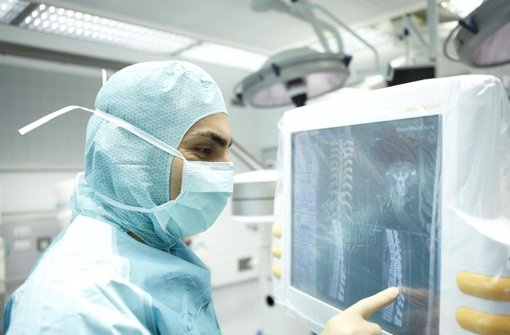 Auf dem Monitor verschafft sich Chefarzt Farzam Vazifehdan einen Eindruck von der Wirbelsäule seines Patienten  Foto: Diakonie-Klinikum