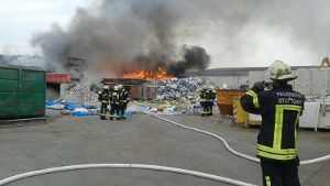 Viel schwarzer Rauch am Stuttgarter Hafen in Hedelfingen: Offenbar ist eine Zerkleinerungsanlage für Abfallstoffe einer Logistikfirma in Brand geraten. Das Feuer ist bereits gelöscht. Foto: www.7aktuell.de | Florian Gerlach