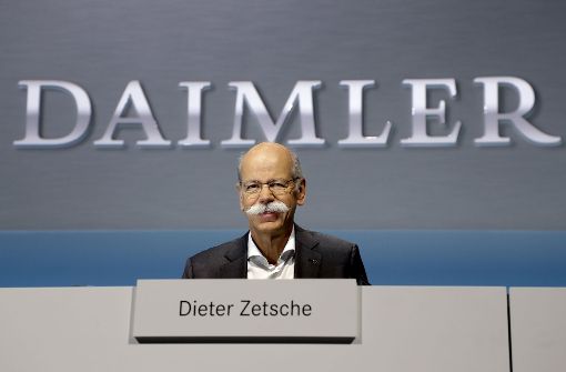 Daimler-Chef Dieter Zetsche muss auf etwa zwei Millionen Euro verzichten. Foto: AP