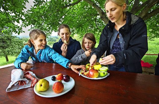 Süß oder sauer, saftig oder mehlig: auch eine Kostprobe verschiedener Apfelsorten hat Stefanie Hermann (rechts) ihren Gästen angeboten. Foto: Ines Rudel