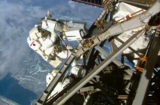 Zwei Astronauten sind am Sonntag zum Außeneinsatz ins All ausgestiegen, um die ISS auf das künftige Andocken neuer Raumschiffe vorzubereiten. Foto: dpa