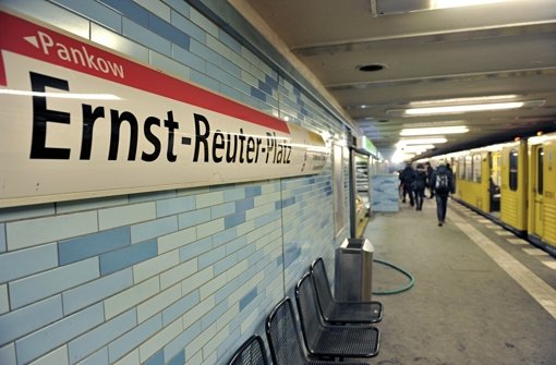 An dieser Haltstelle in Berlin soll ein Mann eine junge Frau vor den Zug gestoßen haben. Foto: dpa