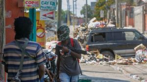 Bewaffnete Mitglieder der Bande G9 and Family an ihrer Straßensperre im Viertel Delmas 6 in Port-au-Prince. Foto: Odelyn Joseph/AP/dpa
