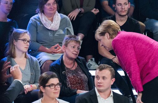 Angela Merkel in der ZDF-Sendung „Klartext“: für kurze Zeit auf Augenhöhe mit den Fragestellern, hier mit der Gebäudereinigerin Petra Vogel. Foto: ZDF