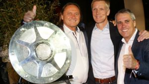 Martin Schäfer (li.) mit VfB-Sportvorstand Jan Schindelmeiser (Mi.) und Aufsichtsratskollege Wilfried Porth bei der Aufstiegsfeier im Mai Foto: Baumann