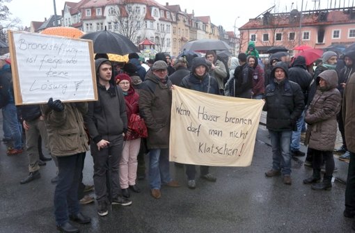 Bei einer Spontandemo versammelten sich am Sonntagnachmittag am Käthe-Kollwitz-Platz in Bautzen (Sachsen) rund 70 Personen. Die Teilnehmer protestieren gegen den Brandanschlag auf eine geplante Flüchtlingsunterkunft in der sächsischen Stadt. Foto: dpa