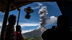 Der Sinabung-Vulkan auf der indonesischen Insel Sumatra spuckte im Februar 2017 Rauch und Asche. Foto:  