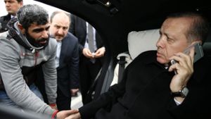 Der Mann wollte eben noch von einer Brücke springen, doch der Türkische Präsident Erdogan (rechts) soll ihm neuen Lebensmut verliehen – und Hilfe zugesagt haben. Foto: AP