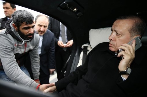 Der Mann wollte eben noch von einer Brücke springen, doch der Türkische Präsident Erdogan (rechts) soll ihm neuen Lebensmut verliehen – und Hilfe zugesagt haben. Foto: AP