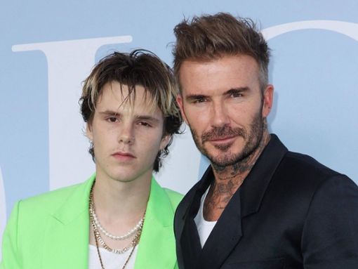 Teilen ihre Leidenschaft für Mode: Cruz Beckham und sein Vater David Beckham im Sommer bei der Dior Fashion Show in Paris. Foto: IMAGO/ABACAPRESS