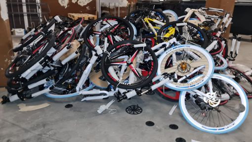 Ein Teil der Mountainbikes und Rennräder, die beschlagnahmt und im Lauf des Donnerstags vernichtet wurden. Foto: Sebastian Steegmüller