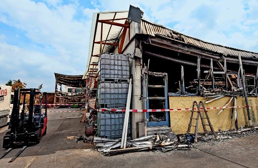 Die Betriebsgebäude der Firma Dehling  sind  am vergangenen Samstag ein Raub der Flammen geworden. Die Lagerhalle und die Werkstatt müssen abgerissen werden. Foto: factum/Granville