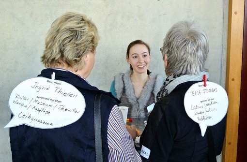 Zwei Teilnehmerinnen des Markts der Möglichkeiten informieren sich über das stadtweite Projekt „Leseohren aufgeklappt.“ Foto: Stefanie Käfferlein