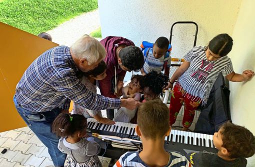 Egal, ob Harmonie entsteht, oder eher  Missklang: Für die Flüchtlingskinder   ist die Elektroorgel des Helfers  Frank Brundelius eine Attraktion. Foto: /Götz Schultheiss