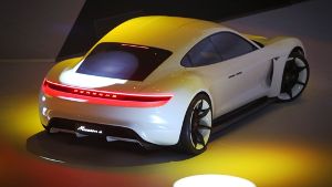 Ganz schön schnittig: Das Porsche-Concept-Car „Mission E“. Foto: dpa