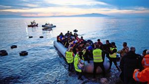 Noch immer versuchen Tausende Migranten in völlig überfüllten Schlauchbooten nach Europa zu kommen – auf der Suche nach Frieden und einem besseren Leben. Foto: dpa