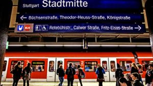 Der tragische Unfall ereignete sich an der S-Bahnstation Stadtmitte. Der Helfer war offenbar sofort  tot. Foto: Lichtgut/Leif Piechowski
