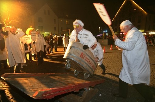 Auch in diesem Jahr werden wieder Prominente beim Kübelesrennen auf dem Marktplatz um die Wette fahren. Foto: Zweygarth