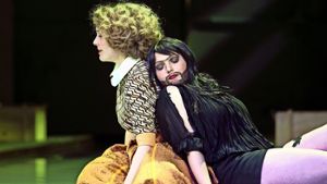 Die Liebe in Zeiten der Reconquista: Polina Pasztyrczak als Vespina (links) und Miriam Gadatsch als La Vendetta im Conchita-Wurst-Look Foto: SWR