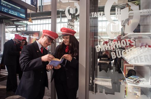 Die Azubis der Bahn, Samuel Gareis und Saskia Husch (vorne), präsentierten im vergangenen Jahr ihren Bücherschrank. Foto: Lichtgut/Max Kovalenko