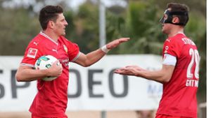 VfB-Testspiel im Trainingslager: Mario Gomez trifft, Christian Gentner gratuliert. Foto: Baumann