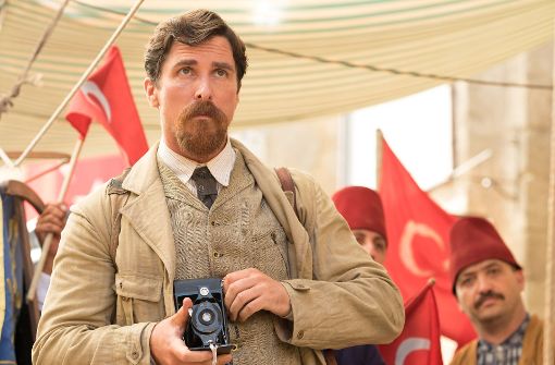 Schauspieler Christian Bale als trinkfester Reporter in dem historischen Drama „The Promise – Die Erinnerung bleibt“. Foto: Verleih