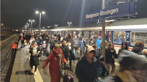 Nach zweieinhalb Stunden konnten die Passagiere den abgeschleppten Zug am Bahnhof verlassen. Foto: 7aktuell.de/ CV