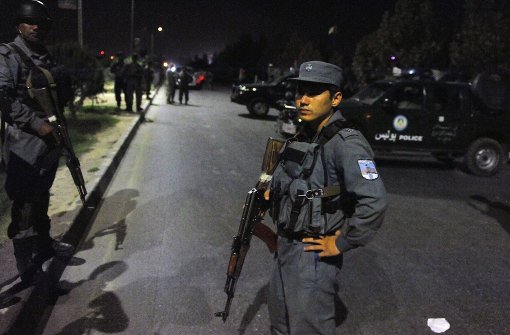 Ein afghanischer Sicherheitsposten bewacht die Straße zur Amerikanischen Universität. Foto: dpa
