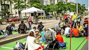 Gruppen lassen sich zum Picknick auf der Bundesstraße nieder. Foto: Lichtgut/Julian Rettig