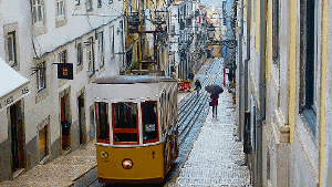 Die Straßen und Gassen in Lissabon sind steil - Straßenbahnlinien überwinden die vielen Steigungen.  Foto: Sturmhoebel