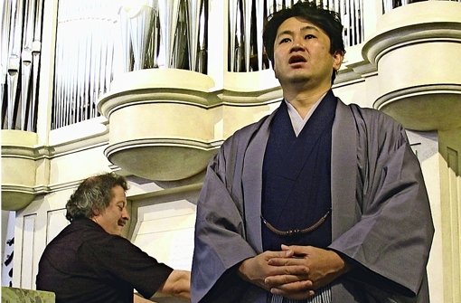 Opernsänger Teru Yoshihara hat traditionelle japanische Gedichte musikalisch umgesetzt und vorgetragen. Kirchenmusiker Johannes Mayr improvisierte auf der Orgel. Foto: Müller-Baji