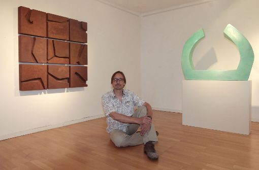 Bernd Zimmer hat sein Atelier in Münchingen. Seine Werke, unter anderem das  neunteilige Wandrelief „Nachtzeichen“  und „la décision“,  zeigt er nun in Korntal. Foto: factum/Bach