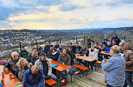 Die Wengerter auf Probe bei ihrem ersten Treffen im Januar 2020. Auf dieser Terrasse mit herrlicher Aussicht wird auch am 19. Juni Wein ausgeschenkt. Foto: Sandra Brock