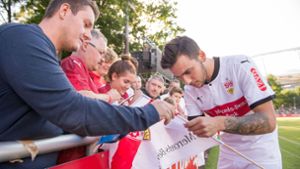 Anastasios Donis gibt seinen Fans Autogramme. Foto: dpa