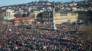 Zehntausende demonstrierten am 20. Januar in Stuttgart – und die Demos gehen im ganzen Land weiter. Foto: dpa/Christoph Schmidt