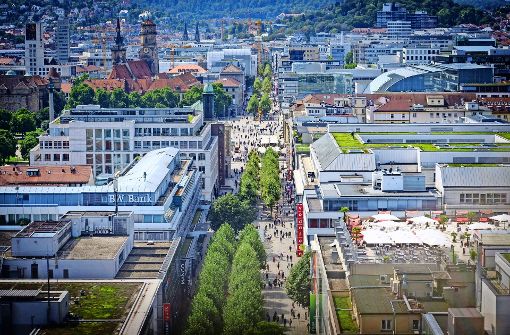 Blick vom Bahnhof auf die Königstraße. Die Mieten an der Einkaufsmeile zählen zu den teuersten in ganz Deutschland. Foto: Lichtgut/Achim Zweygarth
